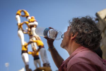 Un aficionado bebiendo agua&nbsp;