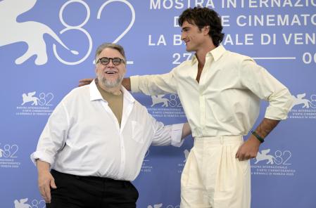 Guillermo del Toro (i), con el actor Jacob Elordi (d), en el pasado Festival de Venecia.