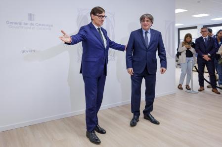 Salvador Illa y Carles Puigdemont, en la delegación de la Generalitat en Bruselas, este martes