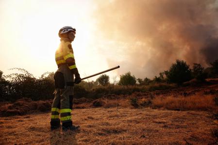 Un bombero trata de apagar el fuego