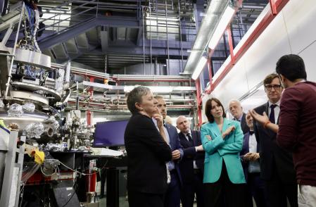 Caterina Biscari, directora de Alba, con Diana Morant y Salvador Illa, hoy tras la firma del acuerdo entre el Gobierno y la Generalitat