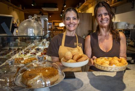 Las hermanas Bezerra en Beagá: Flavia (a la izquierda) y Fernanda con sus pãos de queijo