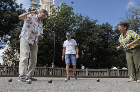Jubilados juegan a la petanca, en Barcelona.&nbsp;