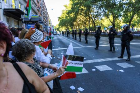 El cordón policial desplegado en el paseo del Prado no consiguió la invasión del recorrido 