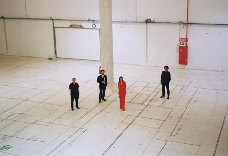 El director Sergi Belbel, los intérpretes Enric Cambray y Marta Torné y el dramaturgo Roc Esquius en el espacio del Poblenou donde se escenificará ‘Supersàpiens’