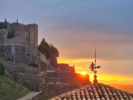 El saludo del sol en Cardona.
