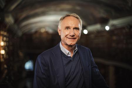 Dan Brown en el Clementinum, el lugar donde ha dado la rueda de prensa mundial por su nueva novela, 'El último secreto'