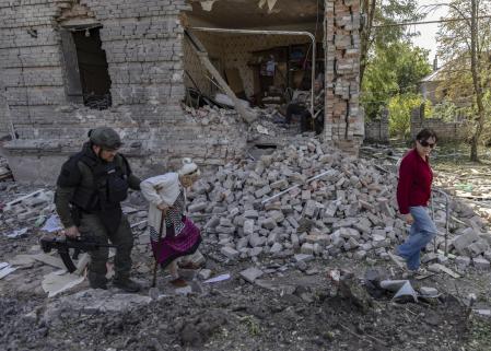 Kostyantynivka (Ukraine), 17/09/2025.- An elderly local man (C, rear), who refused to evacuate, sits among the rubble of a damaged building as members of the special Ukrainian police unit 'White Angels' assist an elderly local woman, Vira, 90, evacuate from the frontline city of Kostiantynivka, Donetsk region, eastern Ukraine, 16 September 2025 (issued 17 September 2025), amid the Russian invasion. According to the Ministry of Internal Affairs of Ukraine, more than 6,000 residents, mostly elderly people, remain in Kostiantynivka. The White Angels are a special police unit that provides humanitarian aid, conducts evacuations, and delivers medical assistance in high-risk frontline communities in the Donetsk region. (Rusia, Ucrania) EFE/EPA/YEVHEN TITOV