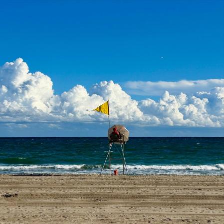 Socorrista en la playa de Gavà Mar con las nubes de fondo.