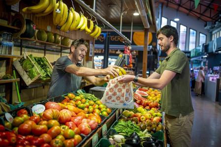 Una parada de fruta en un mercado del Maresme 