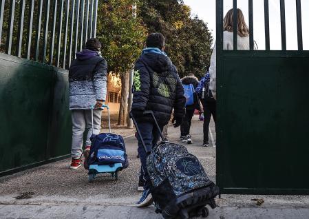 Dos niños entran en el colegio público valenciano&nbsp;