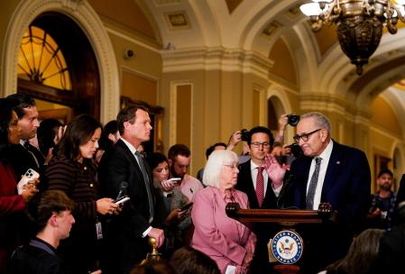El líder de la minoría demócrata en el Senado, Chuck Schumer, en una rueda de prensa en el Capitolio horas antes de la votación.