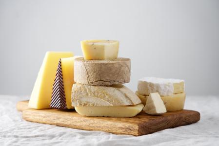 El queso aporta calcio, fósforo, vitamina B y potasio (Getty Images)