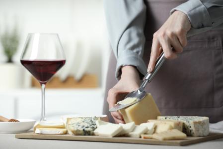 Una tabla de quesos y vino