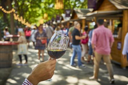 Los visitantes podrán disfrutar del ambiente festivo del Festival del Vi i
la Gastronomia de Cambrils, que este año celebra su 15.ª edición
del 9 al 12 de octubre