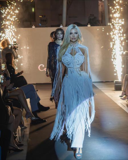 La modelo Montse Roura luciendo un diseño blanco exclusivo de la diseñadora Carolina Roldan.