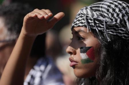 BARCELONA, 04/10/2025.- Una de las participantes a la manifestación convocada por más de 600 entidades y sindicatos en apoyo a Palestina y contra el 