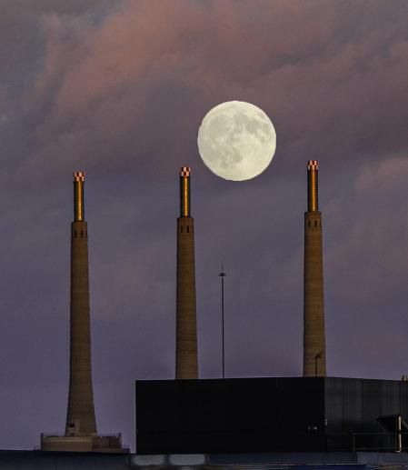 La superluna de las tres chimeneas.