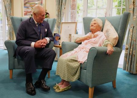 Ethel Caterham, con el rey de Inglaterra. 