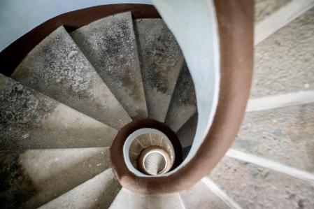 La escalinata de la Torre del Reloj, una construcción que guarda un pasado místico