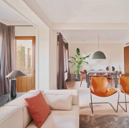 Salón/comedor del piso en la calle Muntaner, en Barcelona, reformado por Bonba Studio