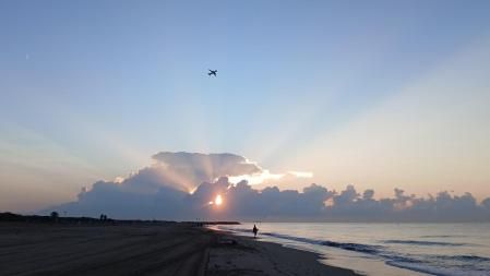 Avión entre rayos crepusculares.