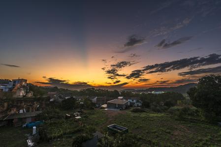 El único rayo crepuscular del Alt Penedès, visto desde Sant Quintí de Mediona al amanecer.