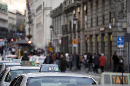 Hoy, los taxis de numerosas ciudades españolas aplican un suplemento especial por los servicios nocturnos&nbsp;