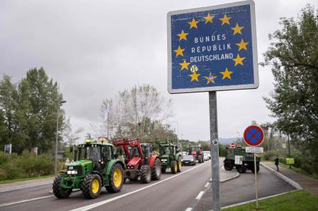 Tractores alemanes atraviesan la frontera con Francia en Vogelgrun, el pasado 25 de septiembre, para sumarse a la protesta de los agricultores franceses&nbsp;
