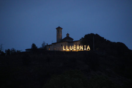 Lluèrnia se anuncia en la ermita de la cima del volcán Montsacopa.