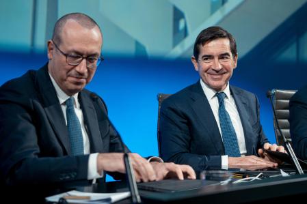 El consejero delegado de BBVA, Onur Genç (i) y su presidente Carlos Torres Vila (d), durante la presentación de los resultados de BBVA en 2022, en el Auditorio Ciudad BBVA, a 1 de febrero de 2023, en Madrid (España). BBVA registró un beneficio neto de 6.420 millones de euros en 2022, lo que supone un incremento del 38% respecto a un año antes, el mayor beneficio de su historia. Con este resultado, dedicará más de 3.000 millones de euros de estos resultados a la remuneración a los accionistas. Además, el banco pondrá en marcha un nuevo plan de recompra de acciones por valor de 422 millones de euros.