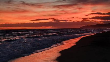 Atardecer rojo en la playa de Gavà.