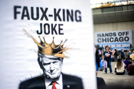 CHICAGO (United States), 18/10/2025.- A placard depicting Us President Donald J. Trump and reading 'Faux-King joke' is displayed during a 'No Kings' protest in Downtown Chicago, Illinois, USA, 18 October 2025. The protest is part of a nationwide 'No Kings' day of action, opposing what organizers see as authoritarian overreach and threats to democracy under US President Donald J. Trump. (Protestas) EFE/EPA/CRISTOBAL HERRERA-ULASHKEVICH