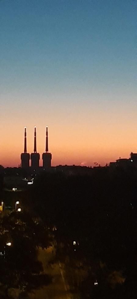 Brillante amanecer de las Tres Chimeneas.