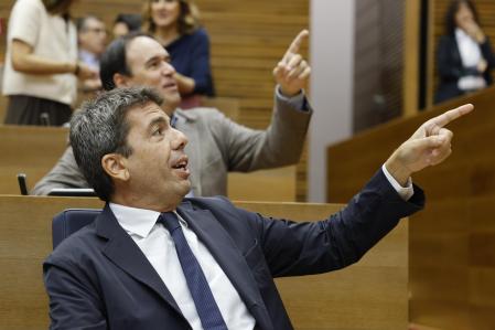 El president de la Generalitat, Carlos Mazón, hace un gesto junto al portavoz popular, Juan Francisco Pérez Llorca, en un pleno de Les Corts Valencianes&nbsp;