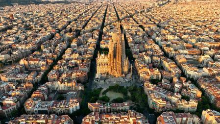 Vista panorámica a la ciudad de Barcelona y la catedral de la Sagrada Familia al amanecer