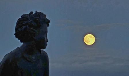 La luna y el Pequeño Príncipe parecen intercambiar miradas.