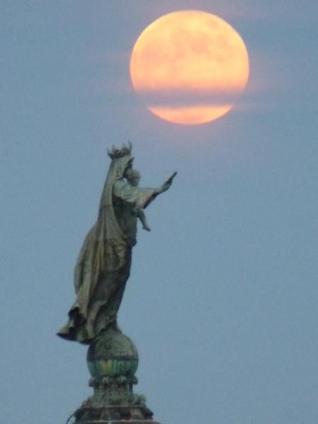 La Mercè con la luna.