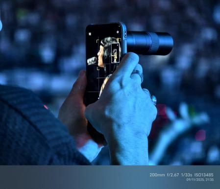 Un espectador le hace fotos a Katy Perry con el teleobjetivo del kit fotográfico del Vivo X300 Pro.