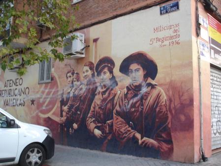 Mural de las milicianas del 5º Regimiento en noviembre de 1936, en la pared exterior del Ateneo Republicano de Vallecas.
