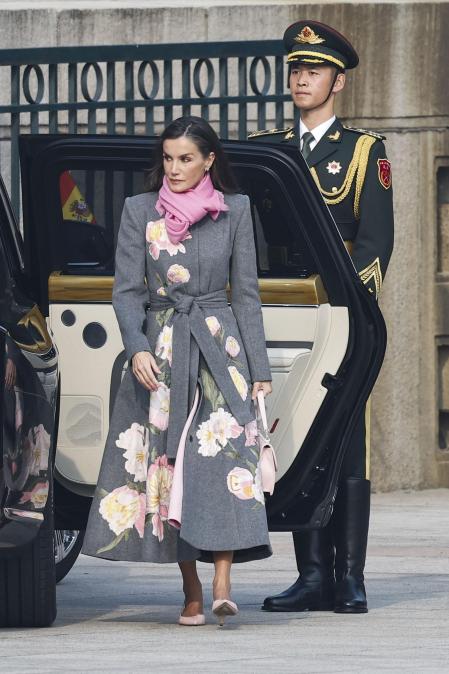 La reina Letizia a su llegada al recibimiento celebrado en Pekín en la segunda jornada del viaje de Estado de los reyes a China. Estilismo de Carolina Herrera