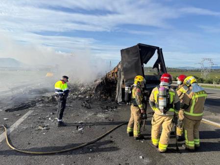 Els Bombers treballen en l'accident a l'Aldea que talla l'AP-7