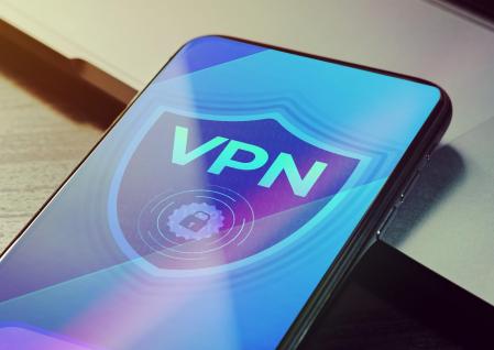 Las VPN fiables tienen la insignia de verificación de Google Play.