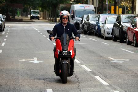 El alcalde de Barcelona, Jaume Collboni, conduciendo una moto eléctrica&nbsp;