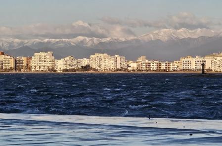 El 'mar y montaña' agitado de Roses.