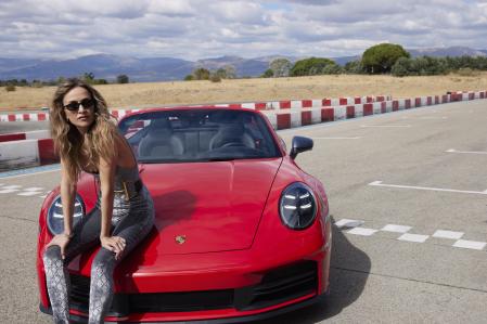 Mono de terciopelo y cinturón de Gucci y gafas MiuMiu. PendientesTT1, pulseras HardWear&nbsp;y TT1, anillos T T1 y Knot, todo en oro blanco y diamantes de Tiffany&amp;Co. Porsche 911T Cabriode Porsche Ibérica<br>