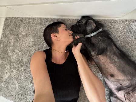 Inma Campano junto a su perrita Luna