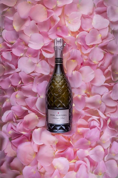 Aromas de fruta roja y cítricos, burbuja fina y una elegancia que define el estilo del Vintage Rosé