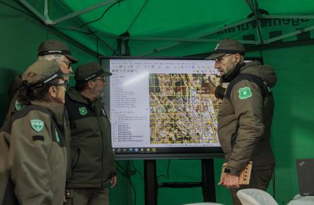 Agentes rurales sobre ele terreno en el operativo de la contención de la peste porcina africana enseñan los diferentes tipos de actuación que están desplegando