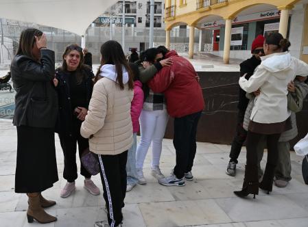 El abuelo materno de Lucas llora junto a familiares y vecinos tras un minuto de silencio que se ha guardado en un acto institucional a las puertas del ayuntamiento.&nbsp;